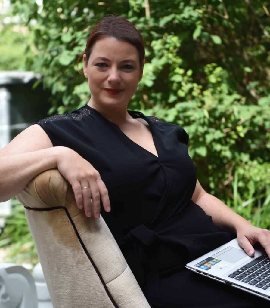 Katrin-Moser-mit-Laptop-scaled